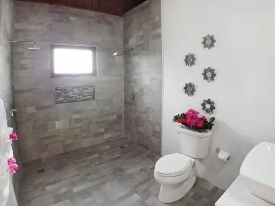 Cool Breeze, 3BR by Jamaican Treasures - Banyo Tipleri