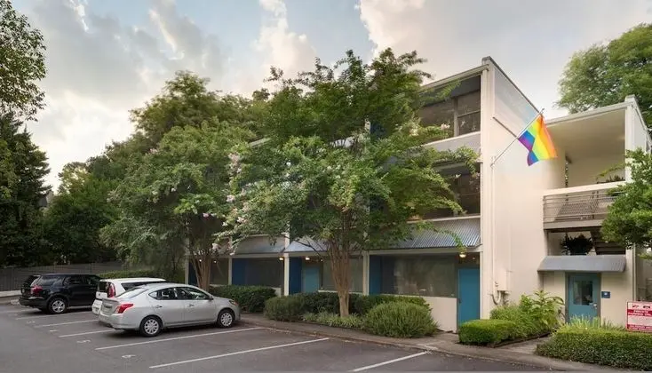 Cool Classic Studio Apartment C - Includes Weekly Cleanings w Linen Change