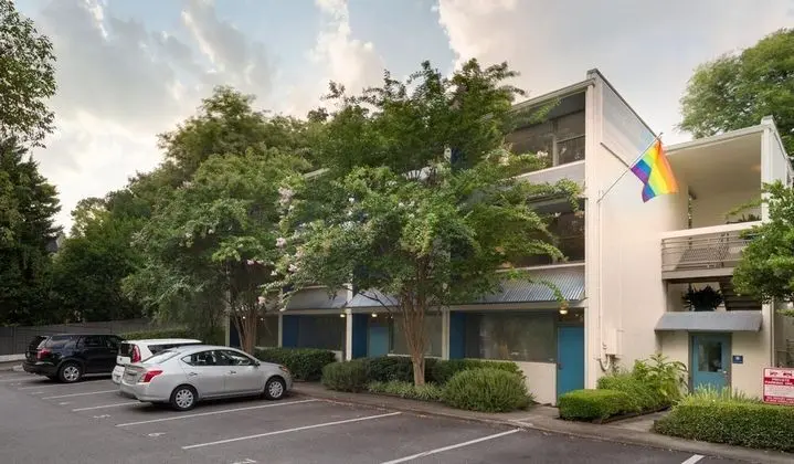 Cool Classic Studio Apartment K - Includes Weekly Cleanings w Linen Change