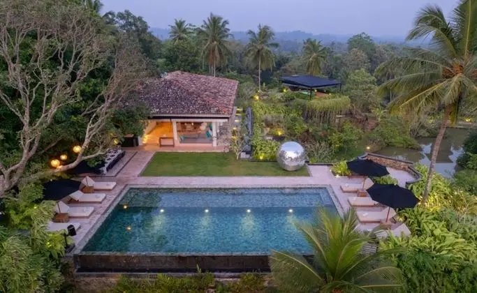 Cool and Contemporary Hilltop Villa With Ocean Views