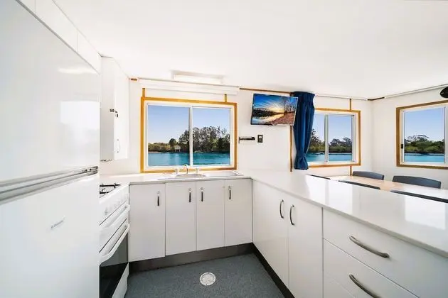 Coomera Houseboat Holidays - Mutfak