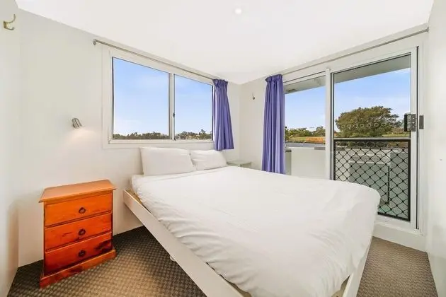 Coomera Houseboat Holidays - Oda