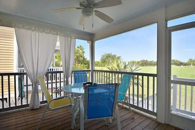 Coral Breeze by Avantstay Close to Beach w/ Balcony & Shared Pool! Month Long Stays Only