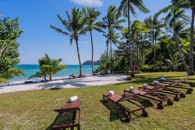 Coral Cove Beachfront Villa - Hotel Managed - Plaj