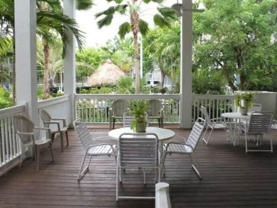 Coral Garden by Avantstay Great Location w/ Balcony & Shared Pool Month Long Stays Only - İç Mekan
