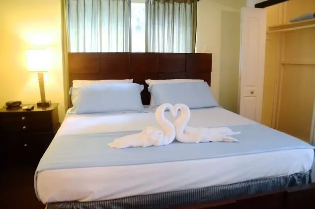 Coral Harbour Beach House And Villas