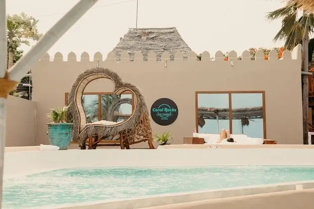 Coral Rocks Hotel & Restaurant - Havuz