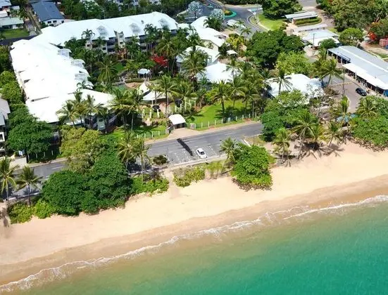 Coral Sands Resort on Trinity Beach - Plaj