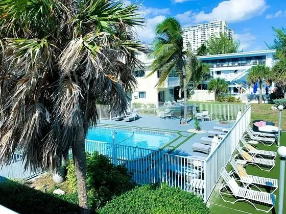 Coral Tides Resort - Havuz