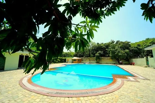 Corbett Aamod Resort and Spa - Riverside Resort - Havuz