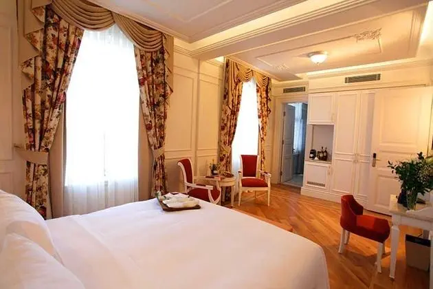 Corinne Art & Boutique Hotel