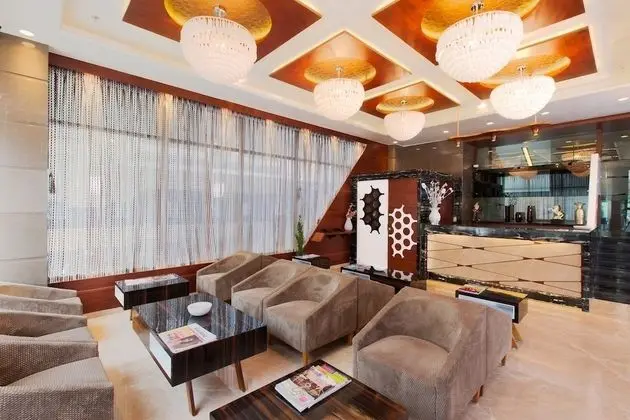 Hotel Cosmopolitan Ahmedabad - Lobi