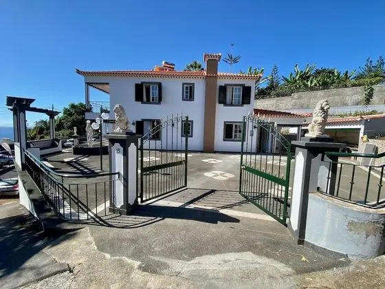 Cosy 2-bed Apartment in Funchal w/ Private Parking
