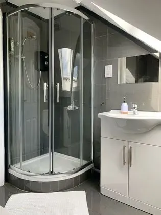 Cosy 2 Bedroom Apartment in Birmingham - Banyo Tipleri