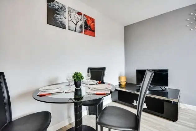 Cosy 2 Bedroom Apartment with Parking - Oda Düzeni