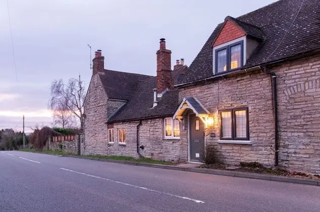 Cosy 2 Bedroom Cottage With Log-burner & Parking