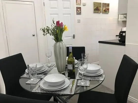 Cosy 2-bedroom House in Widnes Sleeps 4 - Yerinde Yemek