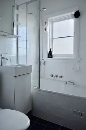 Cosy 3 Bedroom Apartment In Trendy Haberfield - Banyo Tipleri