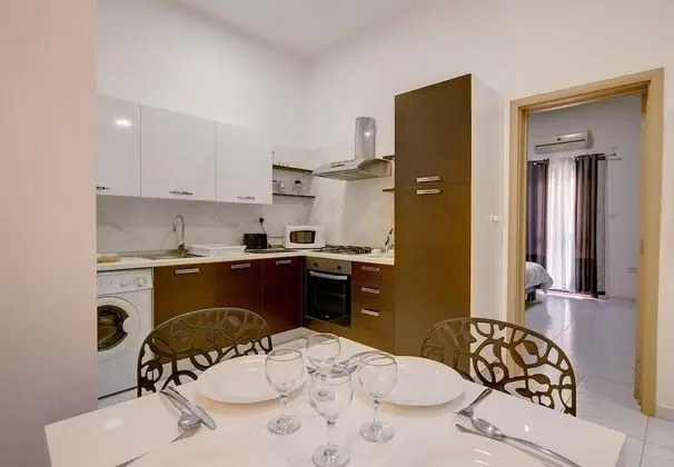 Cosy Apartment Steps From the Promenade