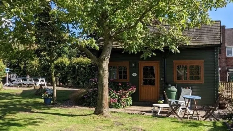 Cosy Cottage With Beautiful Garden in Shrewsbury