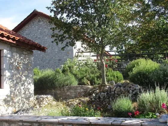 Cosy Holiday Home With Garden in Leonidio