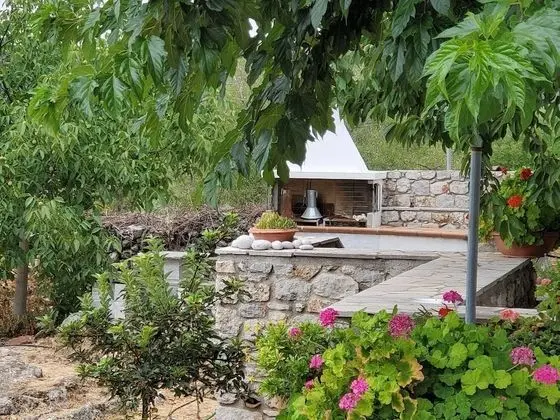 Cosy Holiday Home With Garden in Leonidio - Dış Mekan