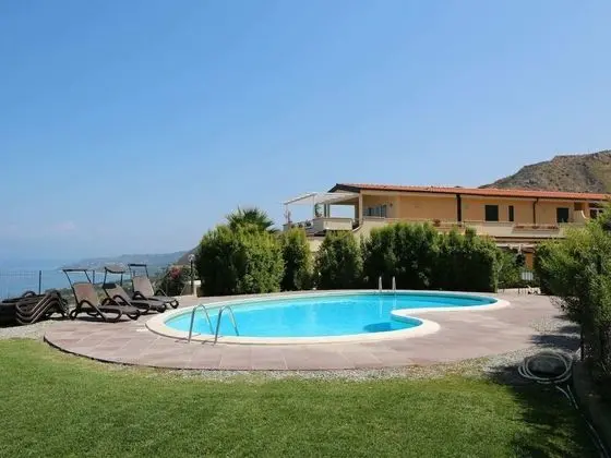 Cosy Holiday Home in Parghelia With Terrace - Havuz