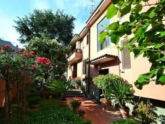 Cosy Holiday Home in Pompei With Garden