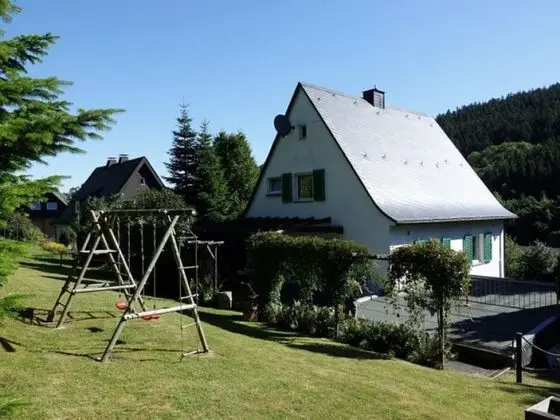 Cosy Holiday Home With Terrace in the Beautiful Sauerland - Dış Mekan