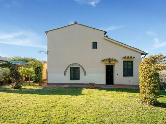 Cosy Holiday Home in Tuscany With Shared Swimming Pool - Dış Mekan