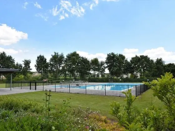 Cosy Holiday Home in Zeewolde With Shared Pool - Havuz