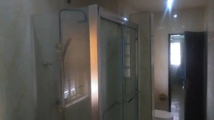 Cosy and Large Apartment in Lagos, Nigeria - Banyo Tipleri