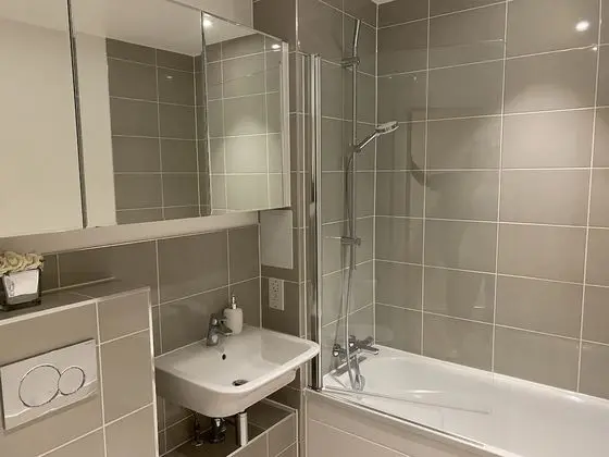 Cosy Stunning two Bed Apartment With Balcony - Banyo Tipleri