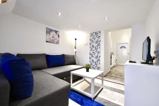 Cosy two bedroom flat in Rottenbiller str, Sky