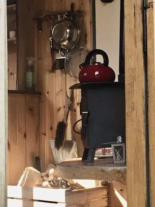 Cosy Woodland off Grid Shepherds Hut - Rowan - Mutfak