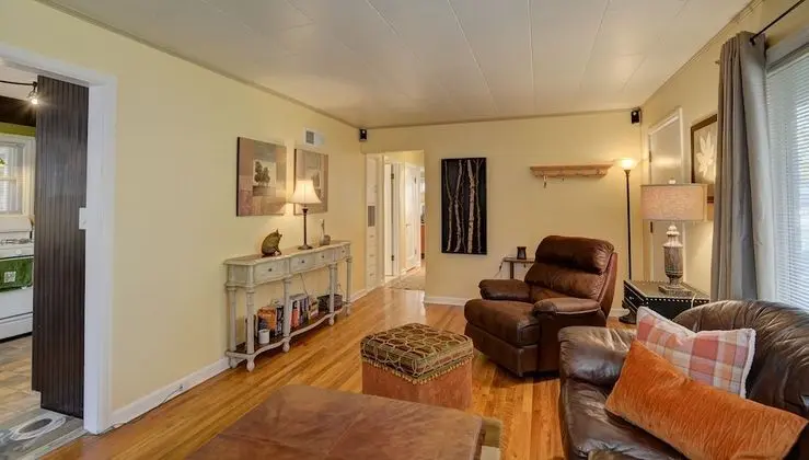 Cottage by the Historic Depot - Lobi