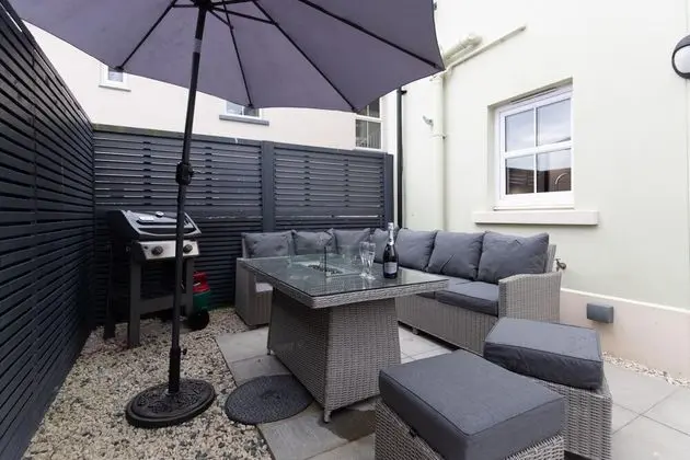 Cottage Mews - Seaside Cottage Parking Terrace