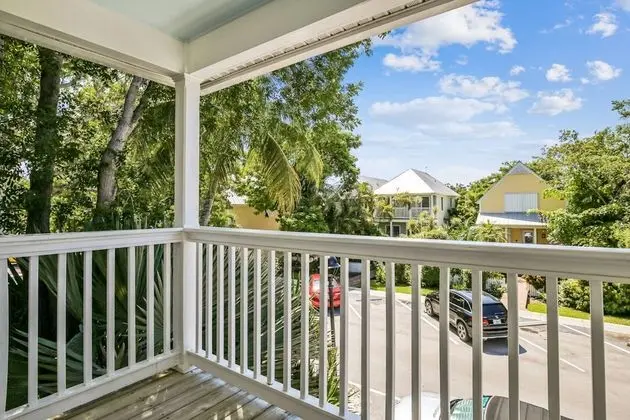 Cottage by the Pool by Avantstay w/ Balcony, BBQ & Shared Pool! Month Long Stays Only