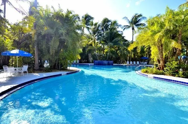 Cottage by the Pool by Avantstay w/ Balcony, BBQ & Shared Pool! Month Long Stays Only - Havuz