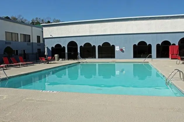 Cottonwood Suites Savannah Hotel & Conference Center - Havuz