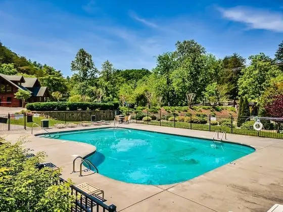 Cougar Crossing Vista - HotTub Pool View