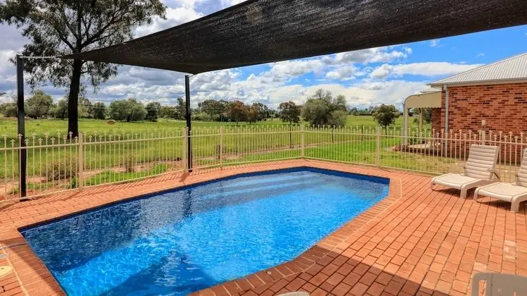 Country Gardens Motor Inn - Havuz
