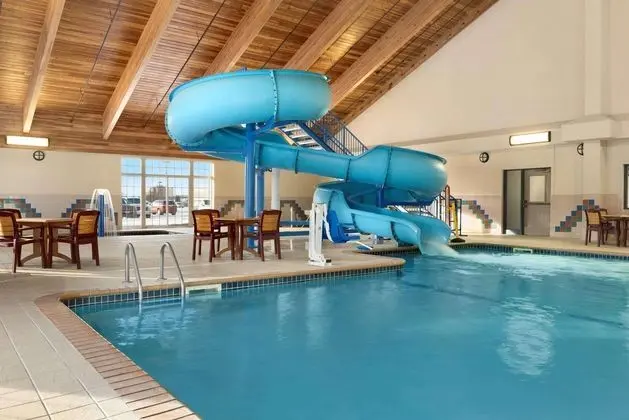 Country Inn & Suites Duluth-North - Havuz