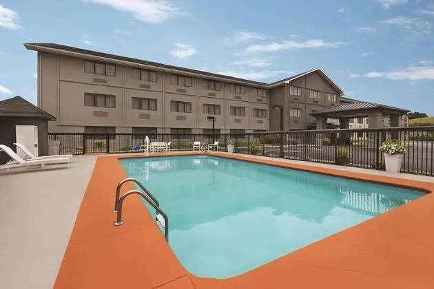 Country Inn & Suites by Radisson, Abingdon, VA - Havuz