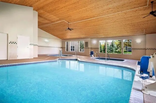 Country Inn & Suites by Radisson, Albertville, MN - Havuz