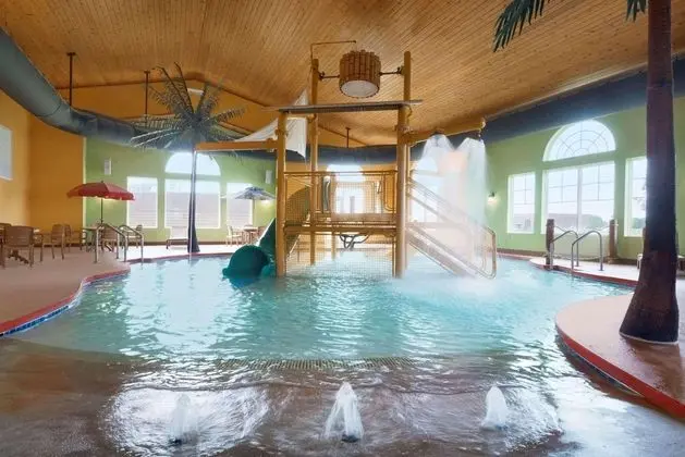 Country Inn & Suites by Radisson, Appleton North, - Havuz