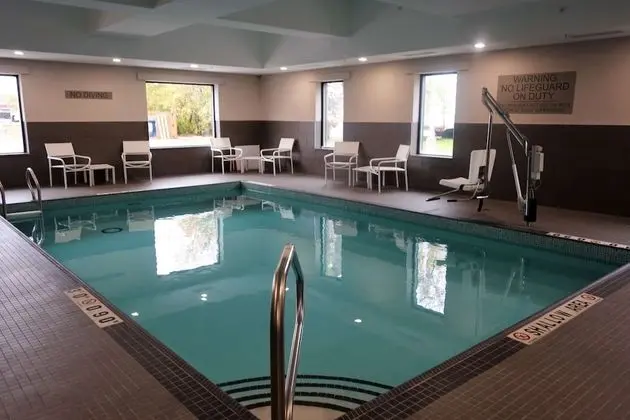 Country Inn & Suites by Radisson, Belleville, ON - Havuz