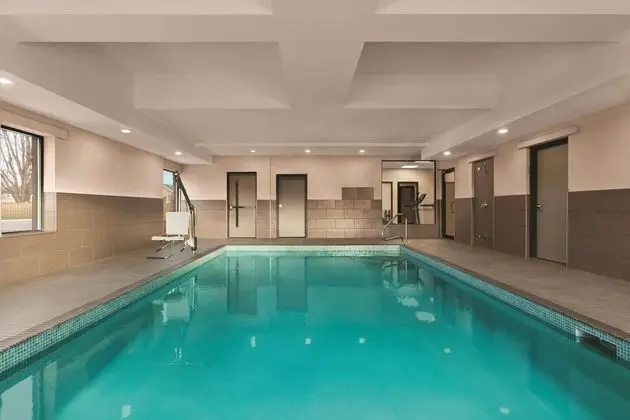 Country Inn & Suites by Radisson, Belleville, ON - Havuz