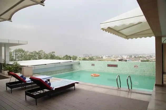 Country Inn & Suites by Radisson, Bhiwadi - Havuz