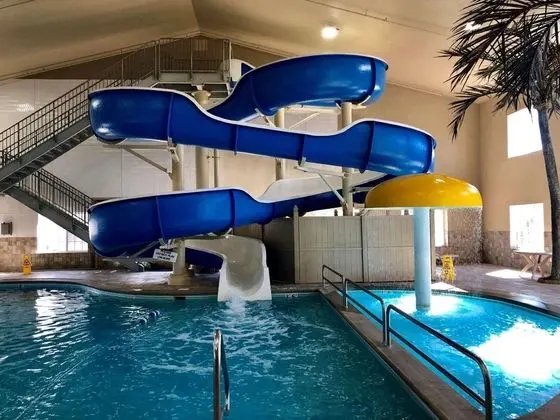 Country Inn & Suites by Radisson, Bismarck, ND - Havuz